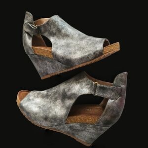 Stylish Boutique Distressed Silver Sparkle 2 Tone Wedge Sandals. Size 8 US.